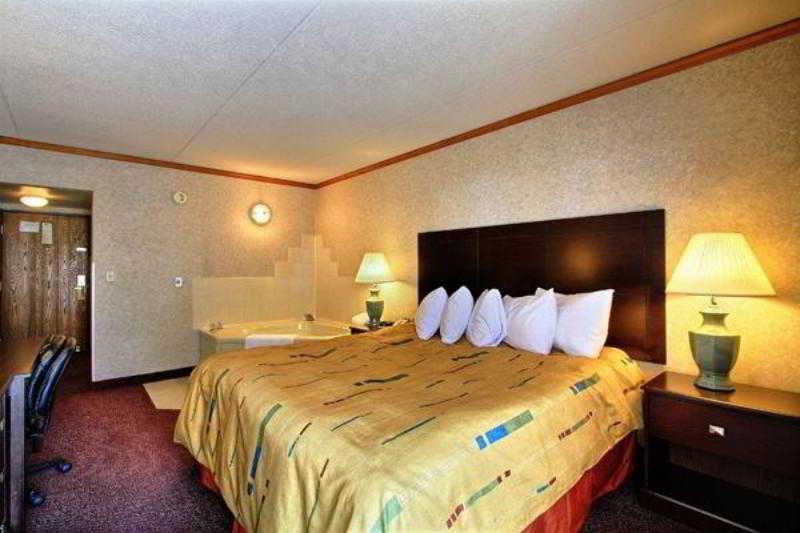 Days Inn & Suites By Wyndham Madison Heights Mi Exterior photo
