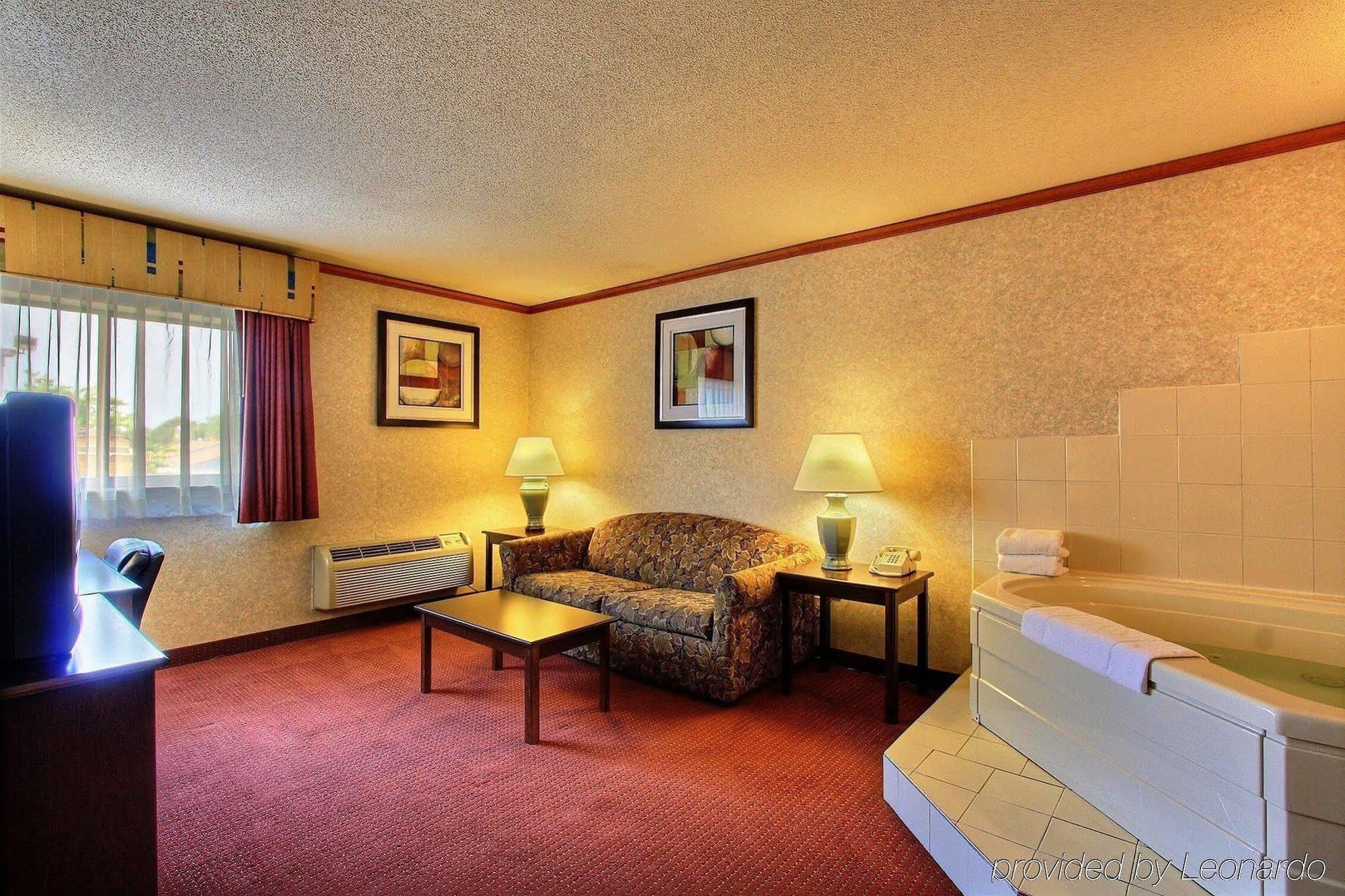 Days Inn & Suites By Wyndham Madison Heights Mi Exterior photo