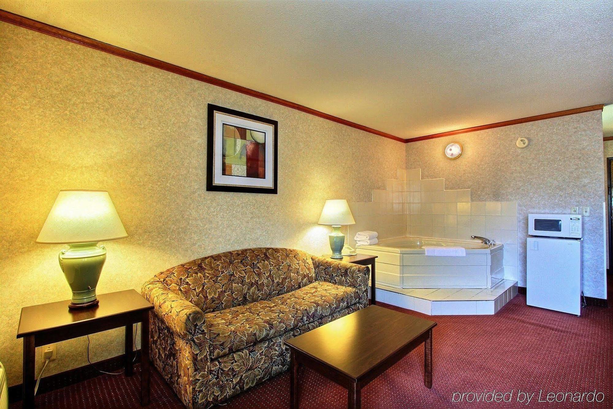 Days Inn & Suites By Wyndham Madison Heights Mi Exterior photo